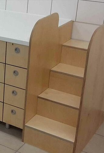 Holzmöbel in einem Kindergarten