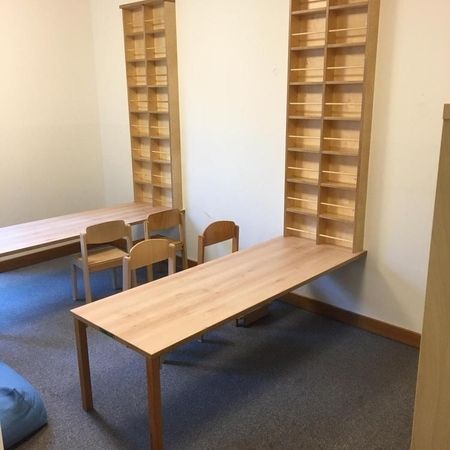 Klapptische mit dahinterliegendem Regal aus MPX-HPL beschichtet