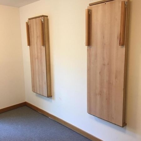 Klapptische mit dahinterliegendem Regal aus MPX-HPL beschichtet