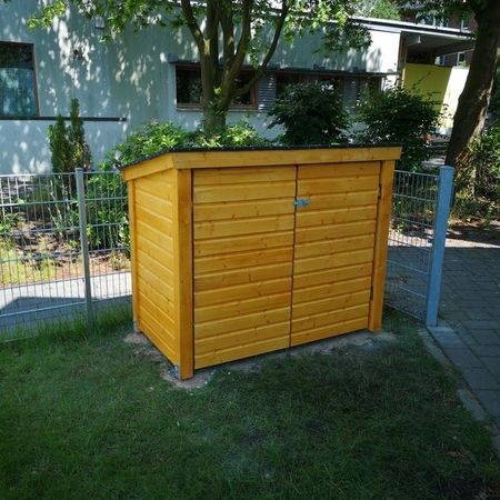 Schuppen aus Nadelholzprofilbrettern Kieferfarben lasiert