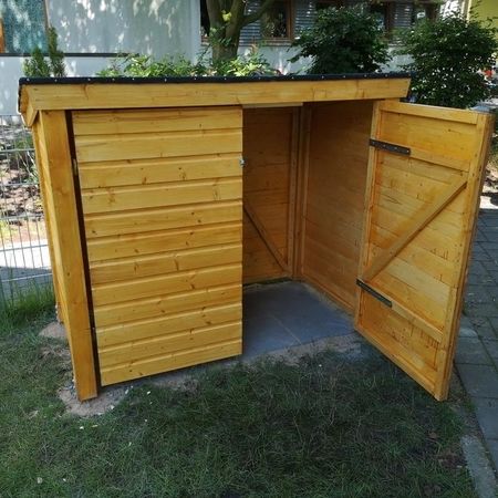 Schuppen aus Nadelholzprofilbrettern Kieferfarben lasiert